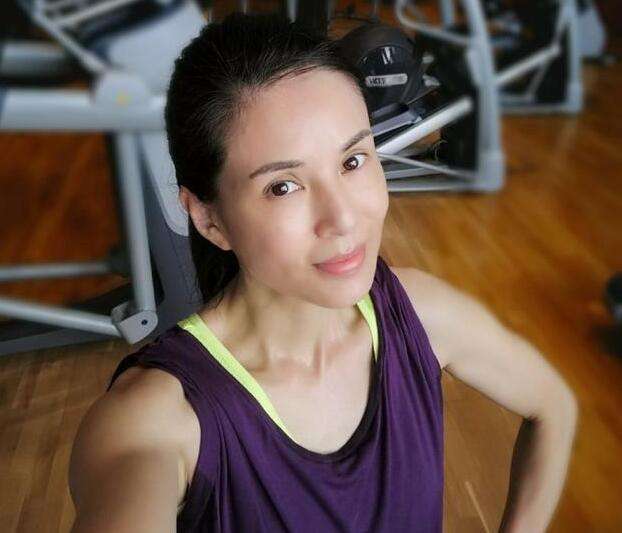 消水饮 李若彤依然美的不可方物,大方分享“保鲜”秘笈!